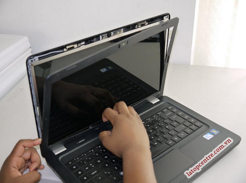 laptop bị rớt xuống đất không lên màn hình