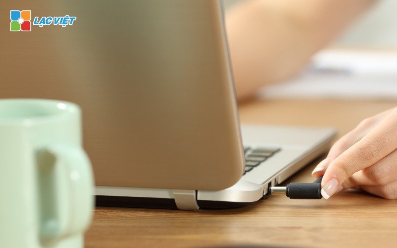 Laptop chỉ có thể khởi động khi cắm nguồn điện