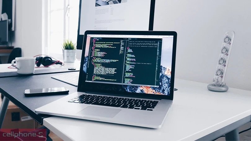 Laptop cho lập trình viên với cấu hình mạnh, RAM lớn và bàn phím thoải mái để viết mã