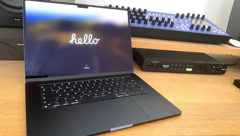 Laptop cho sản xuất âm nhạc Apple MacBook Air M3 15 inch