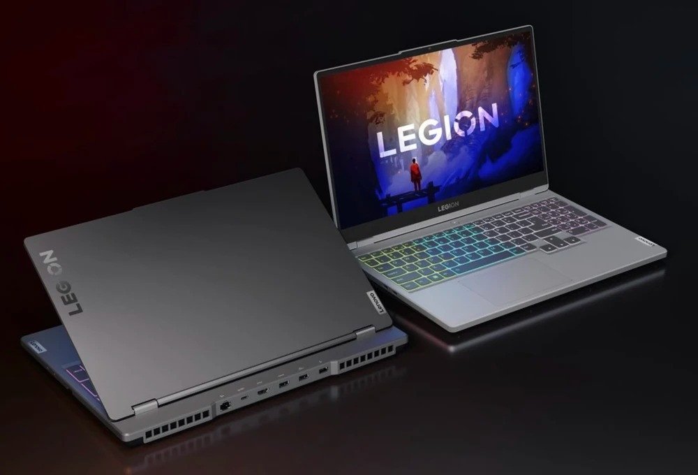 Laptop chơi game Lenovo Legion màu đen với bàn phím có đèn nền RGB đang hiển thị trò chơi điện tử