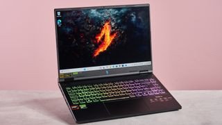 Laptop chơi game nhỏ gọn Acer Nitro 14 chụp trên nền màu san hô