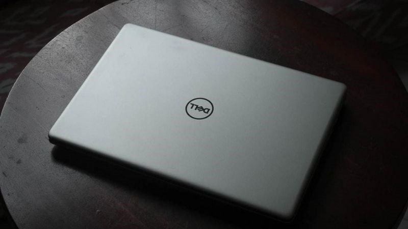 Laptop có thiết kế dày dặn, không thanh mảnh