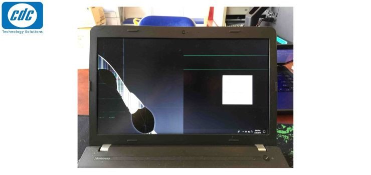 Laptop đang bật nhưng màn hình tối đen, quạt vẫn chạy êm ái, báo hiệu sự cố hiển thị