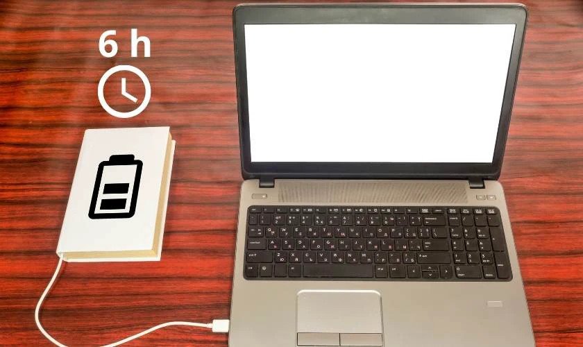 Laptop đang cắm sạc, thể hiện quá trình sạc pin ban đầu để kích hoạt và tối ưu pin laptop Dell mới, giảm lo ngại sạc laptop Dell qua đêm có sao không trong những lần đầu.
