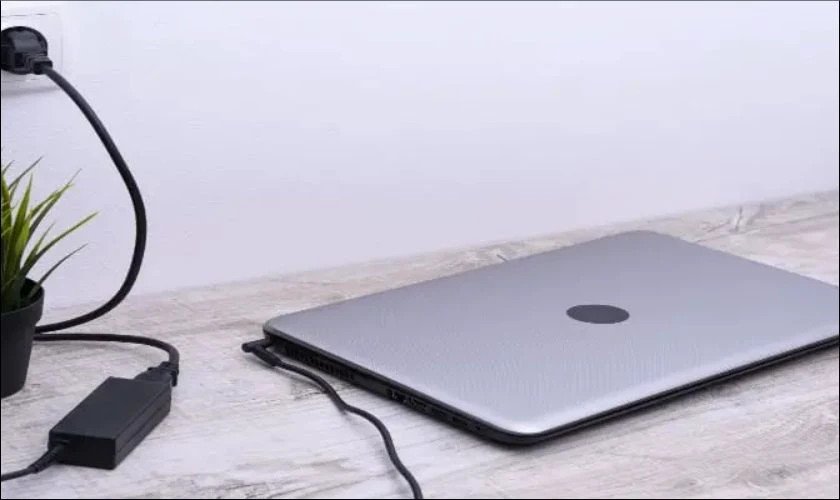 Laptop đang được sạc pin nhanh chóng với bộ sạc phù hợp, thể hiện các mẹo giúp tối ưu hiệu suất sạc.