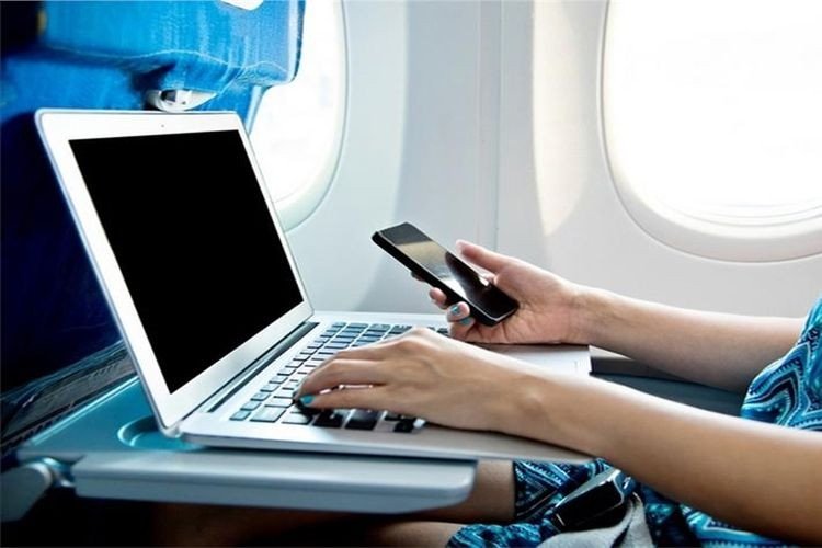 Laptop đang hiển thị chế độ máy bay và các ứng dụng làm việc offline