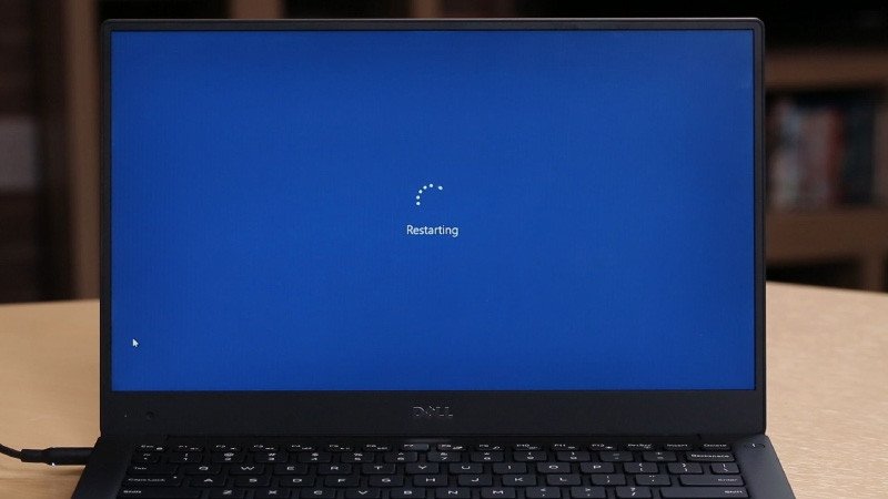 Laptop đang hiển thị màn hình desktop, minh họa cách restart laptop bằng bàn phím