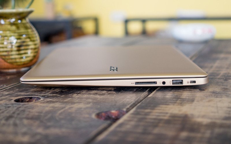 Laptop đang hiển thị ổ đĩa thẻ nhớ sau khi cắm và truy cập dữ liệu