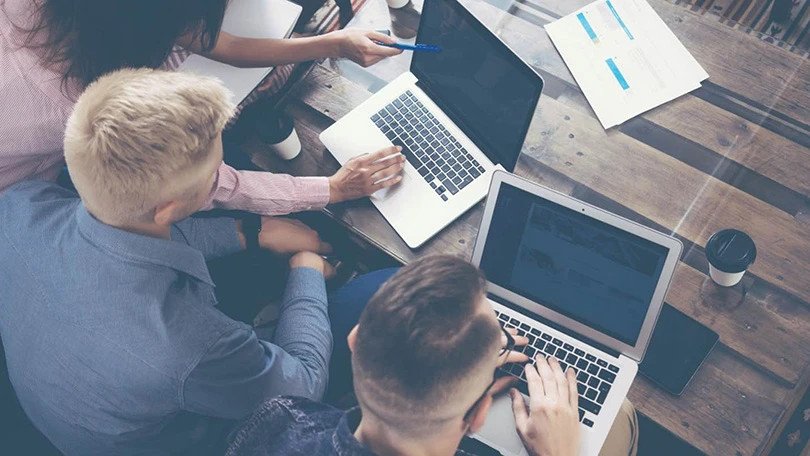 Laptop dành cho sinh viên với thiết kế nhỏ gọn, hiện đại