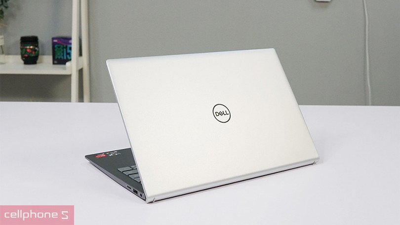 Laptop Dell bền bỉ với thiết kế màu xám bạc sang trọng, phù hợp cho công việc văn phòng