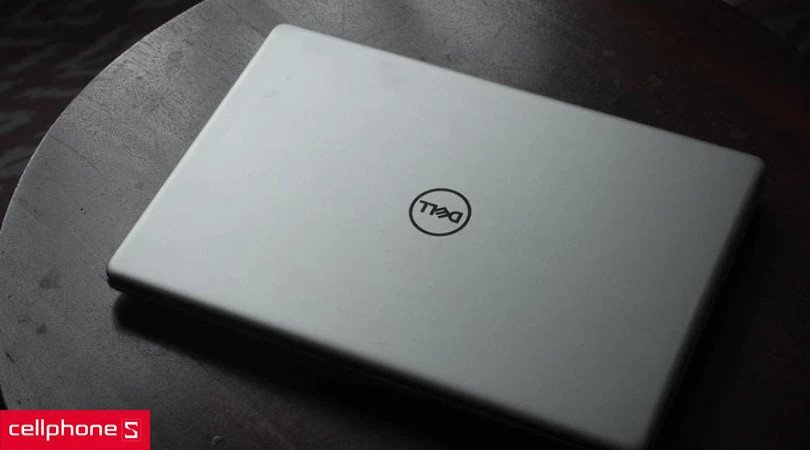 Laptop Dell cũ với thiết kế bền bỉ