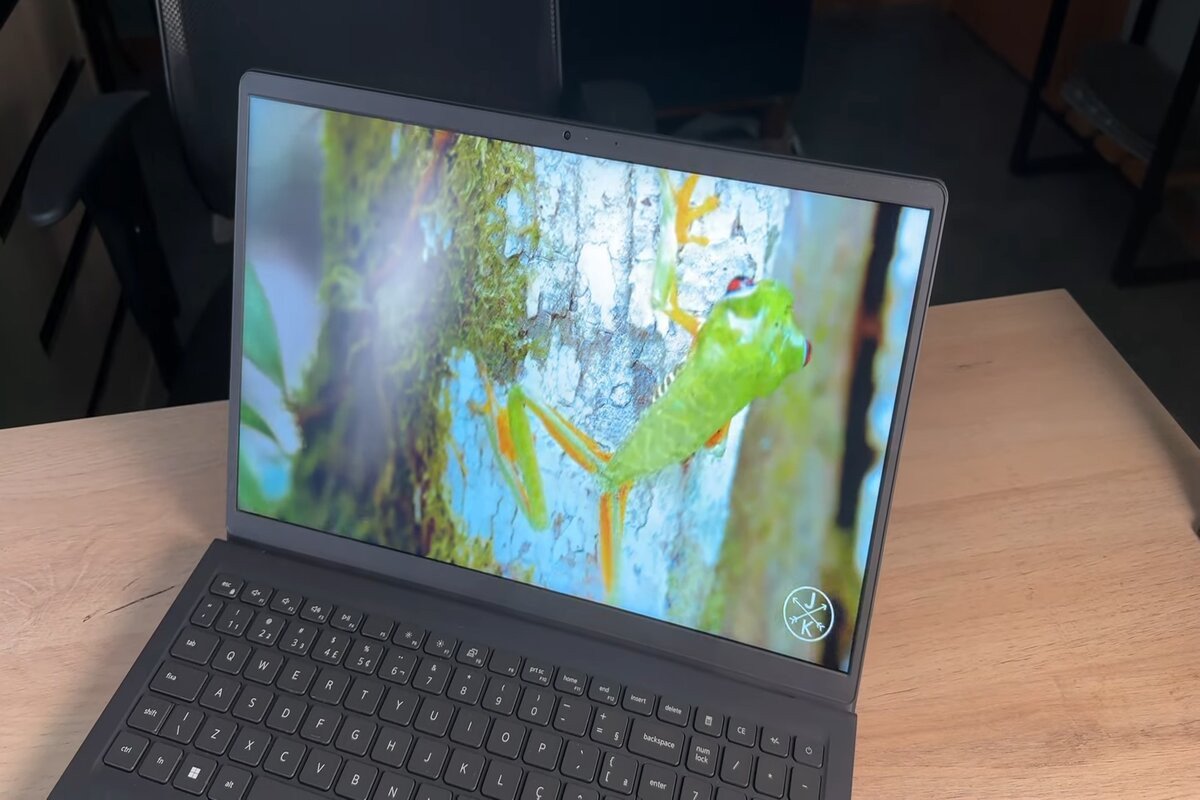 Laptop Dell Inspiron 15 3520-5810BLK 102F0 có màn hình cảm ứng tiện dụng cho học tập