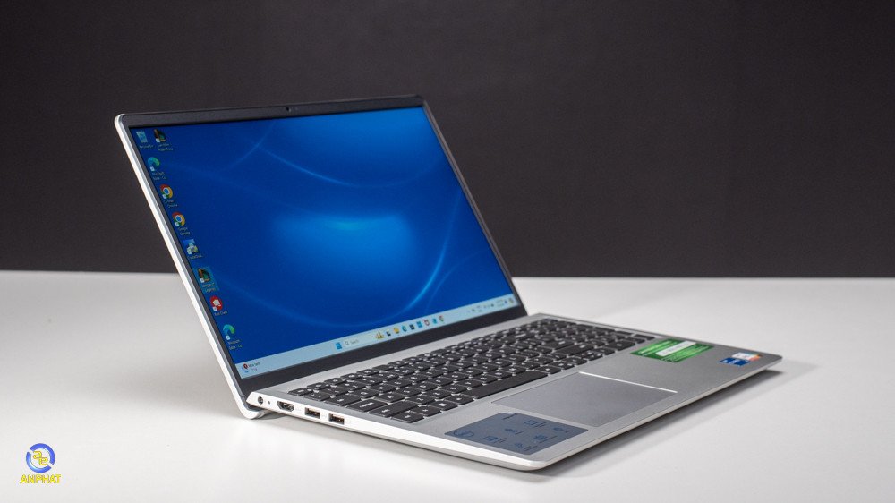 Laptop Dell Inspiron 15 3520 N5I5052W1 màu đen trên bàn làm việc