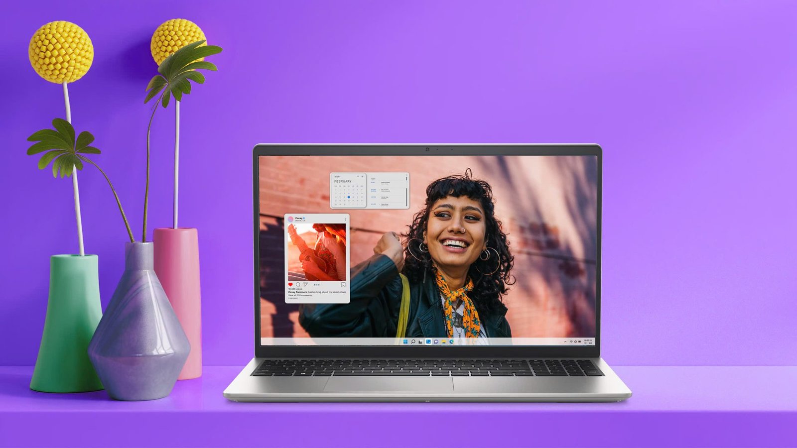 Laptop Dell Inspiron 3530 bạc trong không gian làm việc