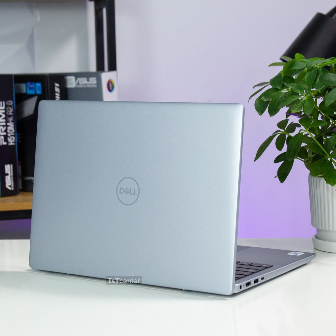 Laptop Dell Inspiron 3530 bạc với thiết kế hiện đại, mỏng nhẹ