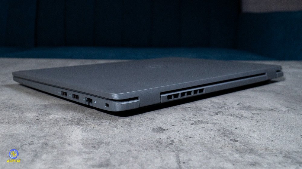 Laptop Dell Latitude 3540 71038101 màu xám đặt nghiêng trên bàn làm việc