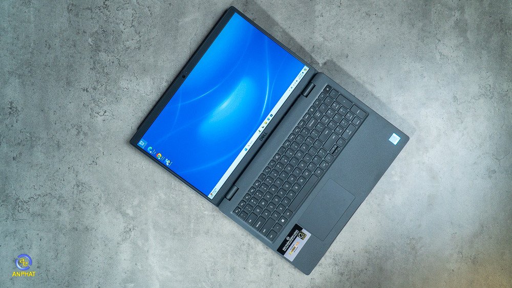 Laptop Dell Latitude 3540 ADL XCTO 42LT354001 màu xám đậm trên bàn làm việc