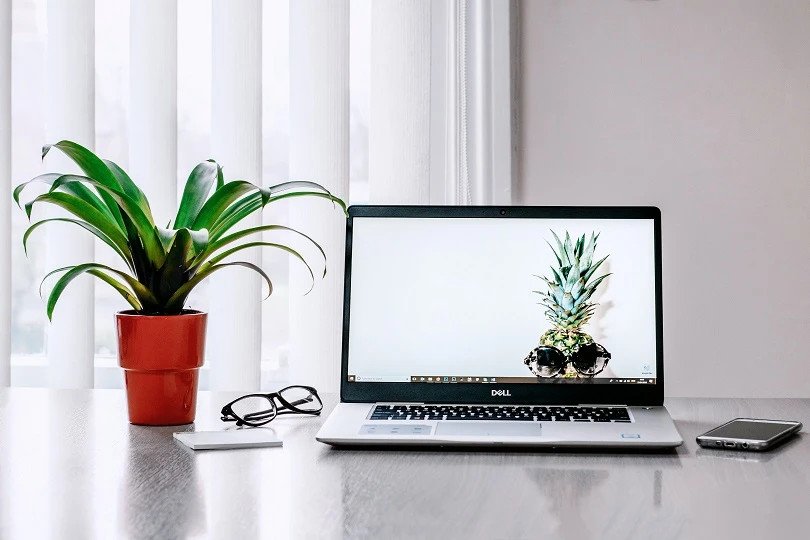 Laptop Dell nổi bật với độ bền và hiệu năng ổn định, phù hợp với môi trường doanh nghiệp.