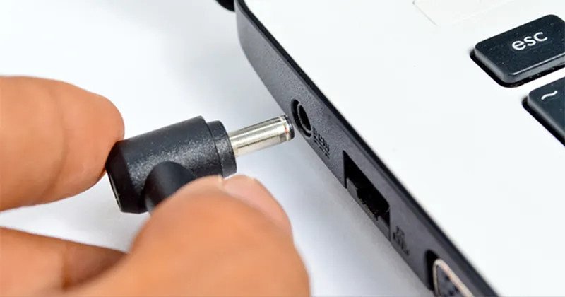 Laptop Dell và cục sạc