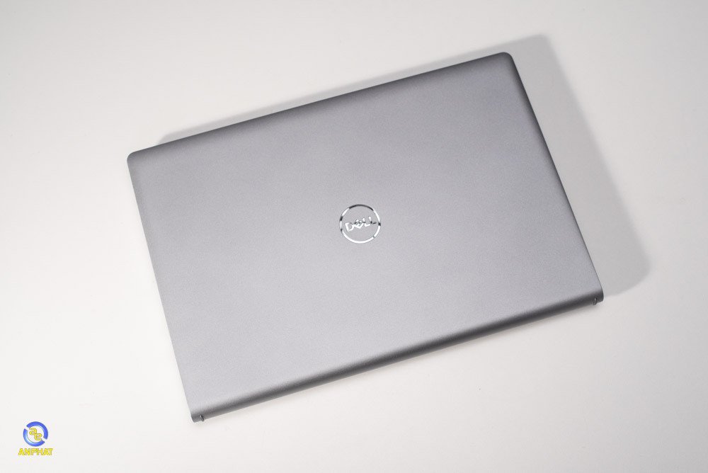 Laptop Dell Vostro 3430 71021669 màu đen đặt trên bàn