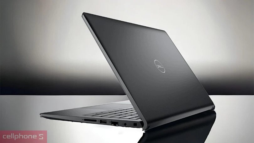 Laptop Dell Vostro 3520 F0V0V256 màu đen đặt trên bàn làm việc, thể hiện thiết kế mỏng nhẹ