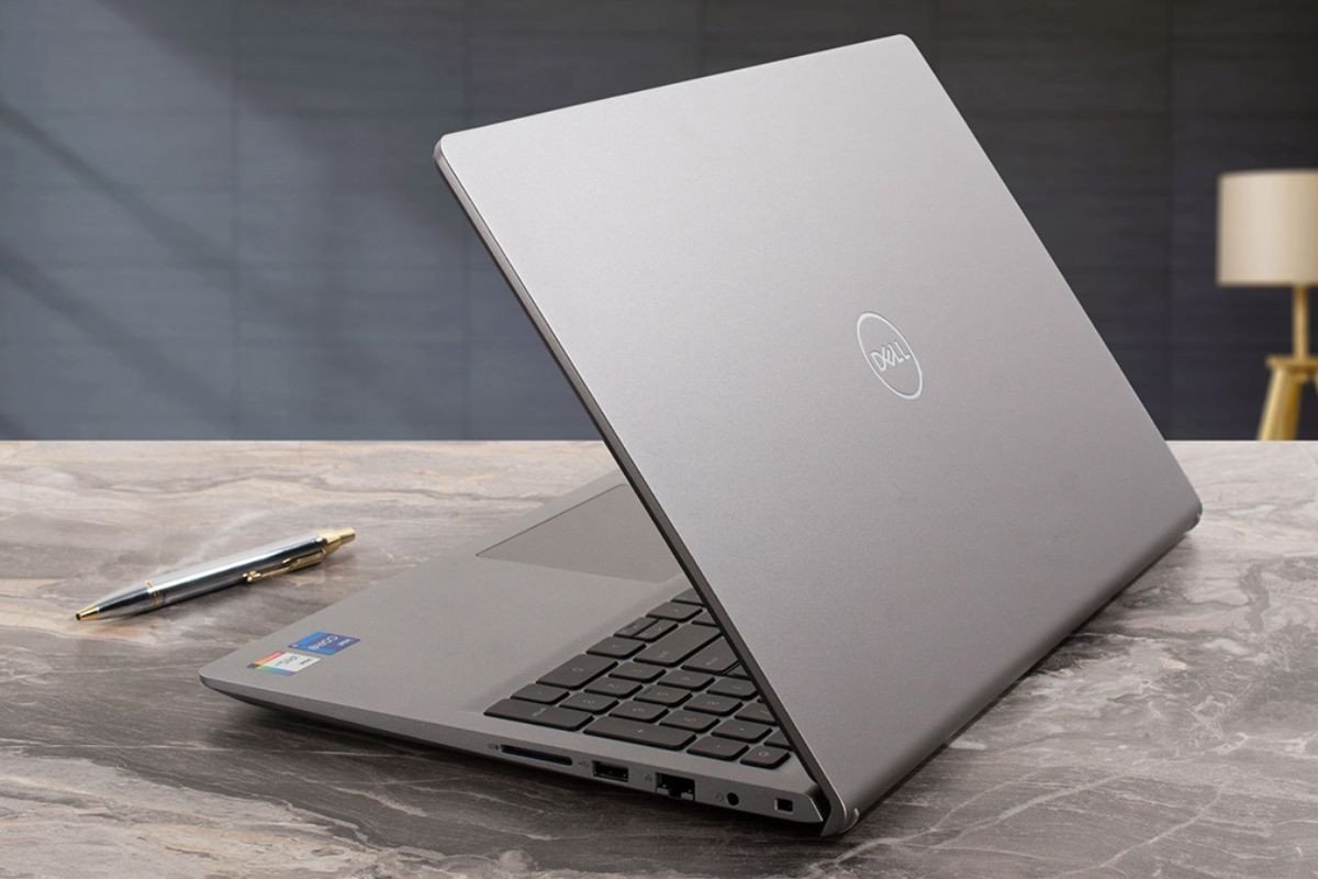 Laptop Dell Vostro 3530 màu đen, đang mở nắp và hiển thị màn hình