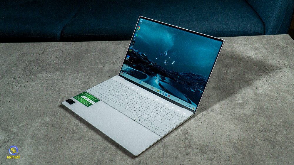 Laptop Dell XPS 13 9340 HXRGT màu bạc được mở trên bàn làm việc