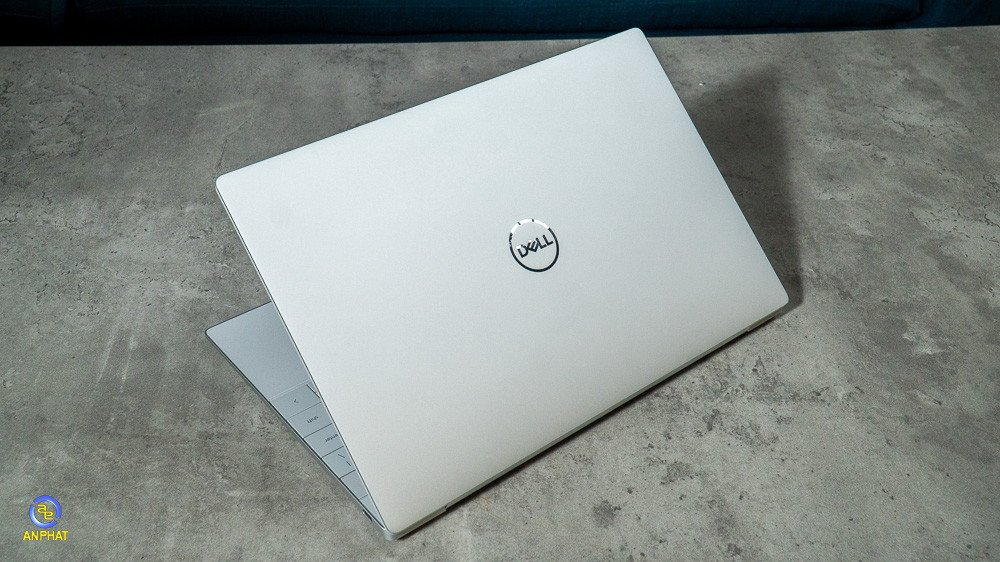 Laptop Dell XPS 13 9340 HXRGT với màn hình cảm ứng đang hiển thị giao diện phần mềm