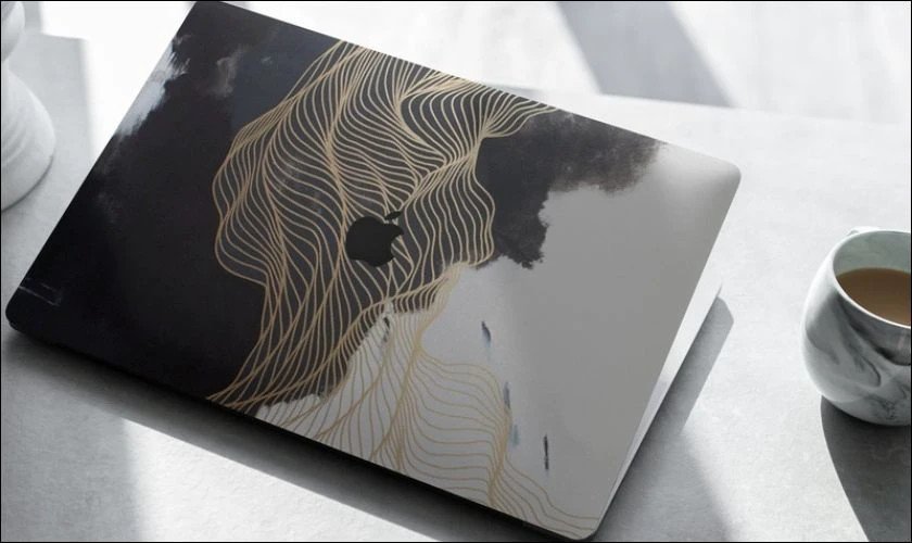 Laptop được dán skin màu sắc nổi bật, thể hiện cá tính và khả năng bảo vệ