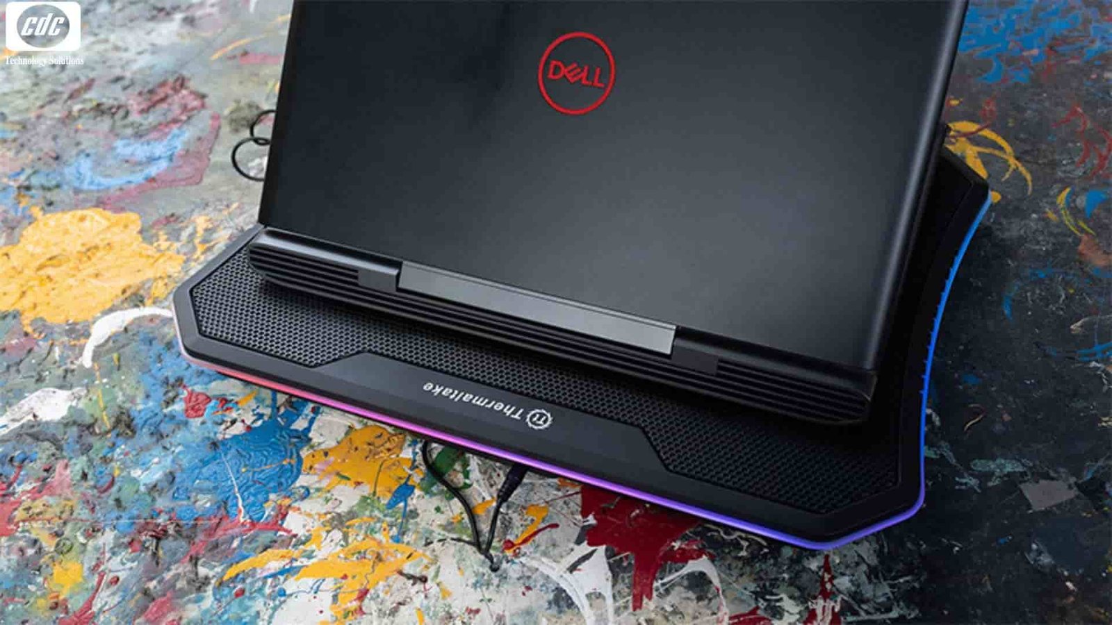 Laptop được đặt trong môi trường làm việc gọn gàng