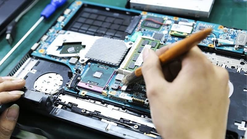 Laptop được đặt trong túi chân không, một cách hiệu quả để diệt kiến chui vào laptop