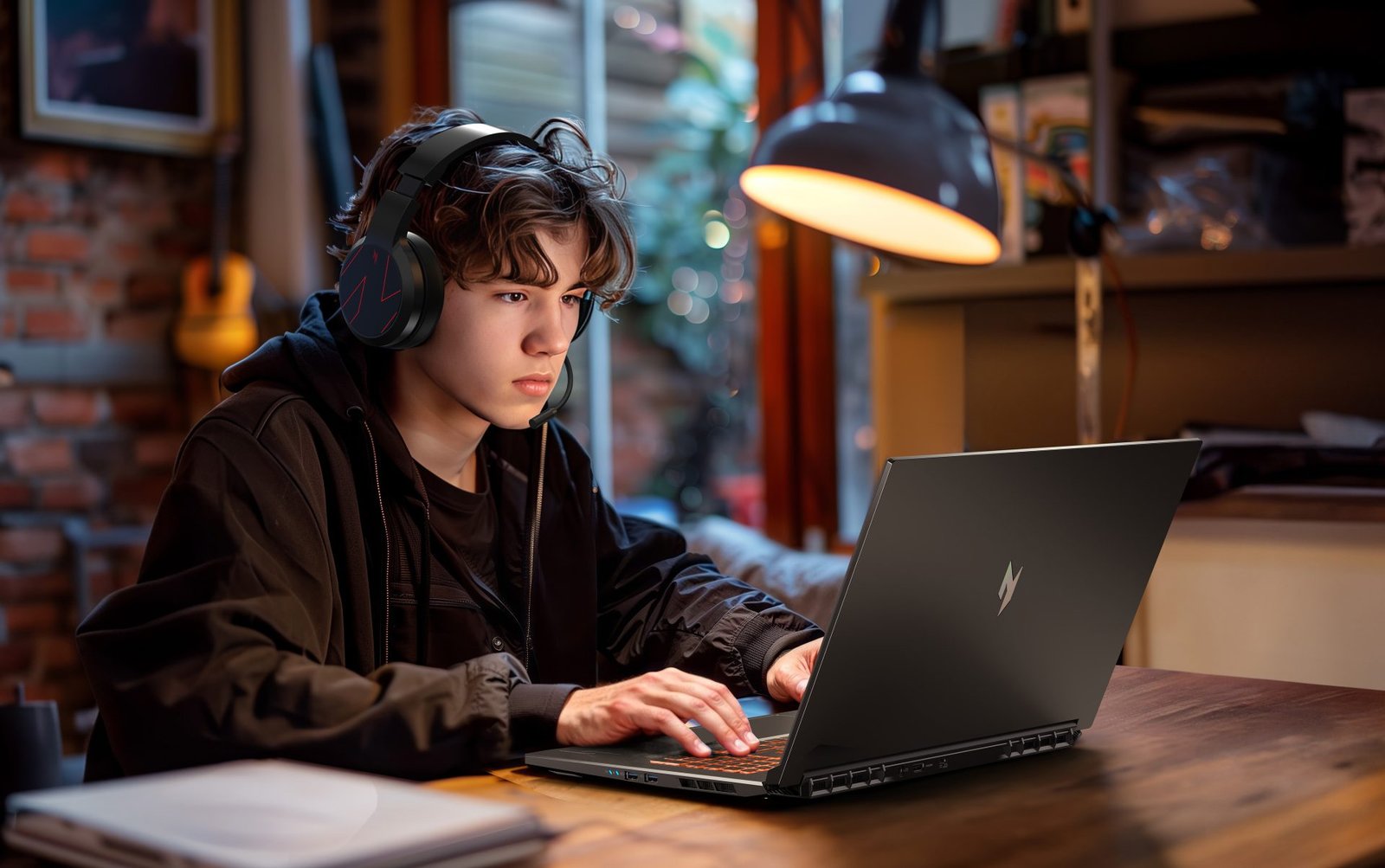 Laptop gaming Acer Nitro V 17 AI AMD mạnh mẽ với màn hình lớn.