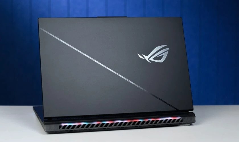 Laptop gaming ASUS ROG Strix SCAR 18 với màn hình lớn và đèn RGB ấn tượng