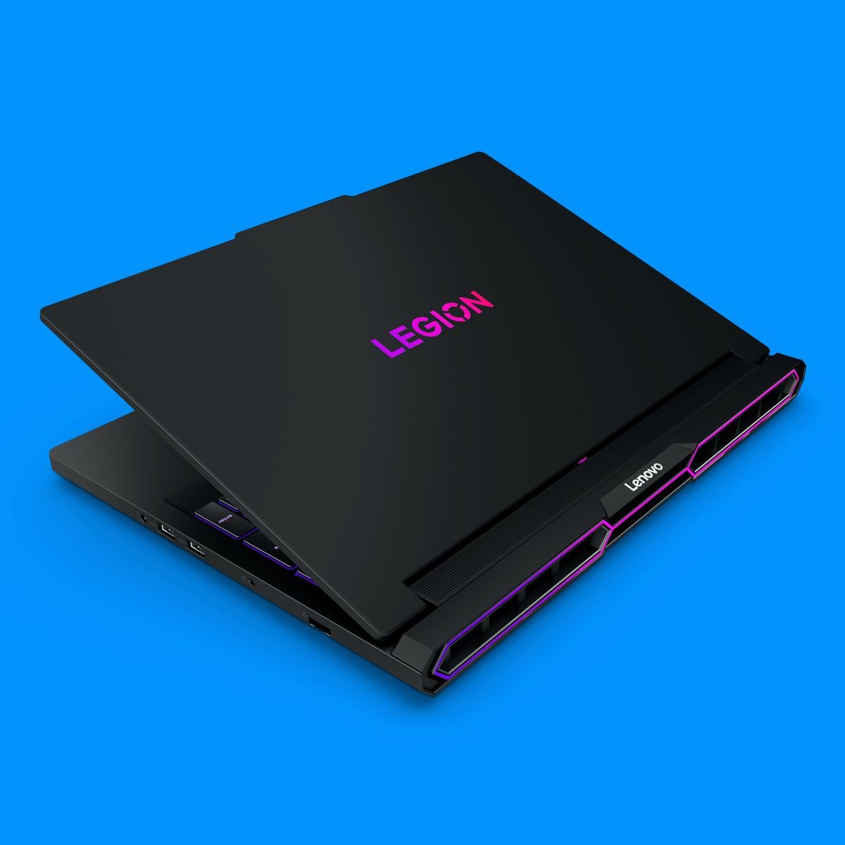 Laptop gaming Lenovo Legion Pro 7i Gen 10 với card đồ họa RTX 5080 mạnh mẽ, đặt trên nền xanh.
