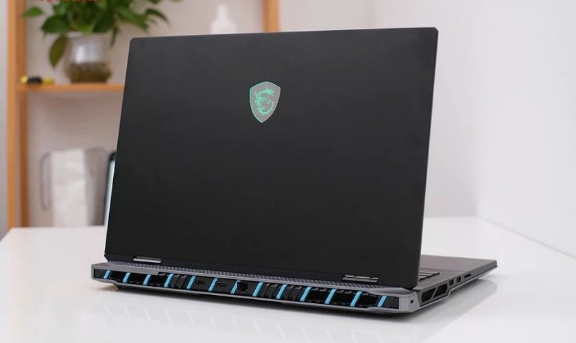 Laptop gaming MSI Titan 18HX với bàn phím có đèn nền RGB