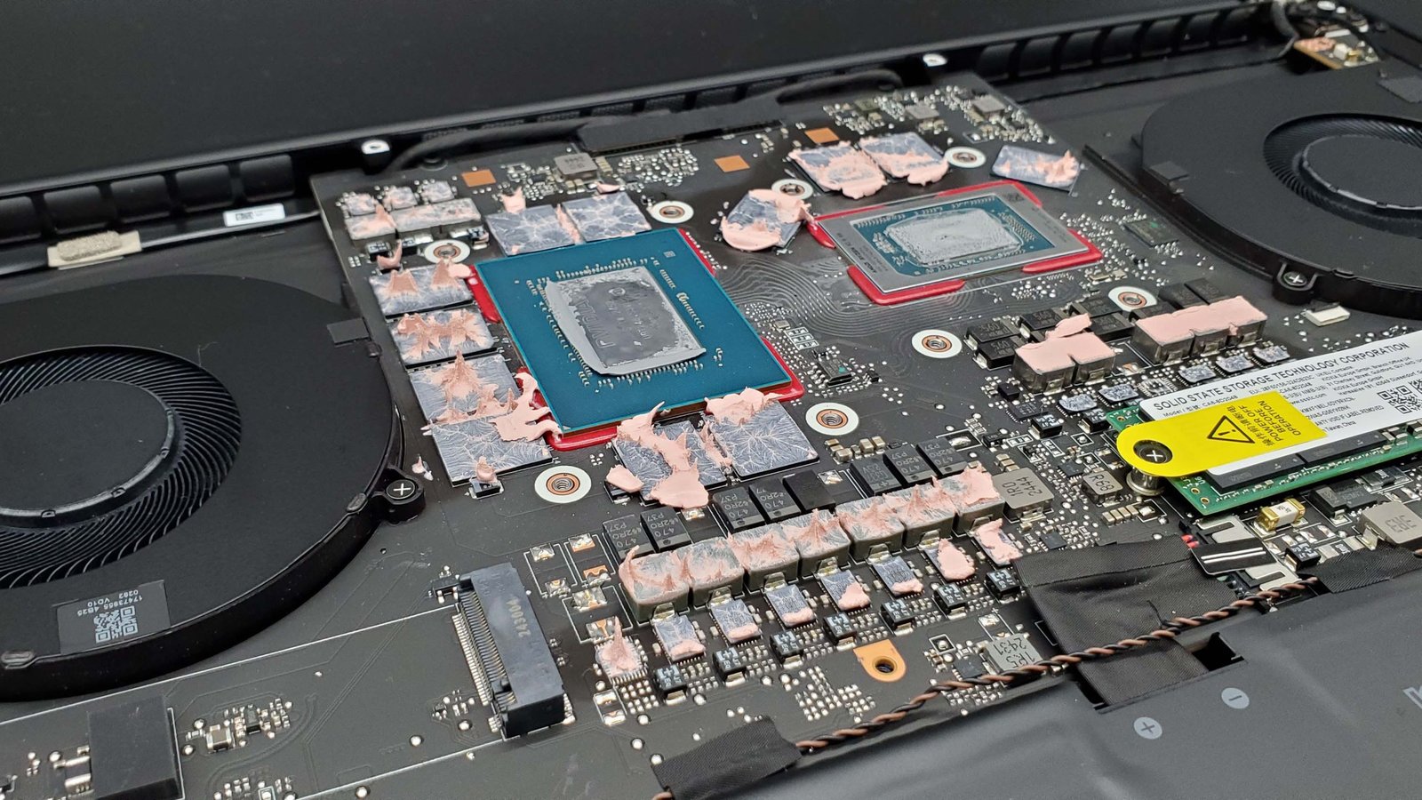 Laptop gaming Razer Blade 16 (2025) với RTX 5090 bên trong