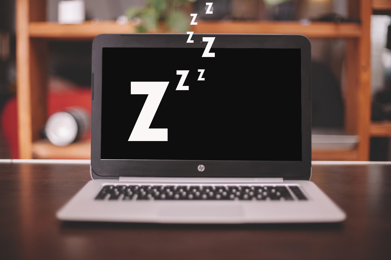 Laptop hiện đại trong môi trường làm việc tại nhà, minh họa việc để máy sleep.