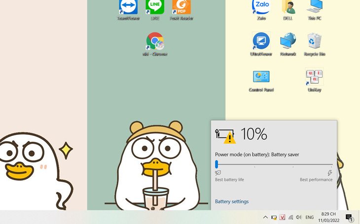 Laptop hiển thị cảnh báo pin còn 10%, nhắc nhở người dùng cắm sạc để duy trì hoạt động và bảo vệ pin.