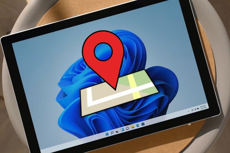 Laptop hiển thị định vị Find My Device trên bản đồ