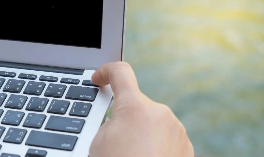 Laptop hiển thị pin yếu, minh họa thời điểm thích hợp để tắt máy trong quy trình xả pin, giúp hiệu chỉnh pin chính xác và ngăn ngừa tình trạng chai pin laptop Dell.