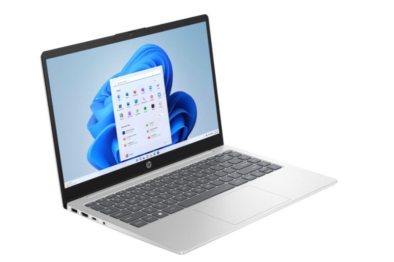 Laptop HP 14-ep0220TU B73VWPA V2 đang được sạc, minh họa thời lượng pin dài và công nghệ sạc nhanh HP Fast Charge tiện lợi.