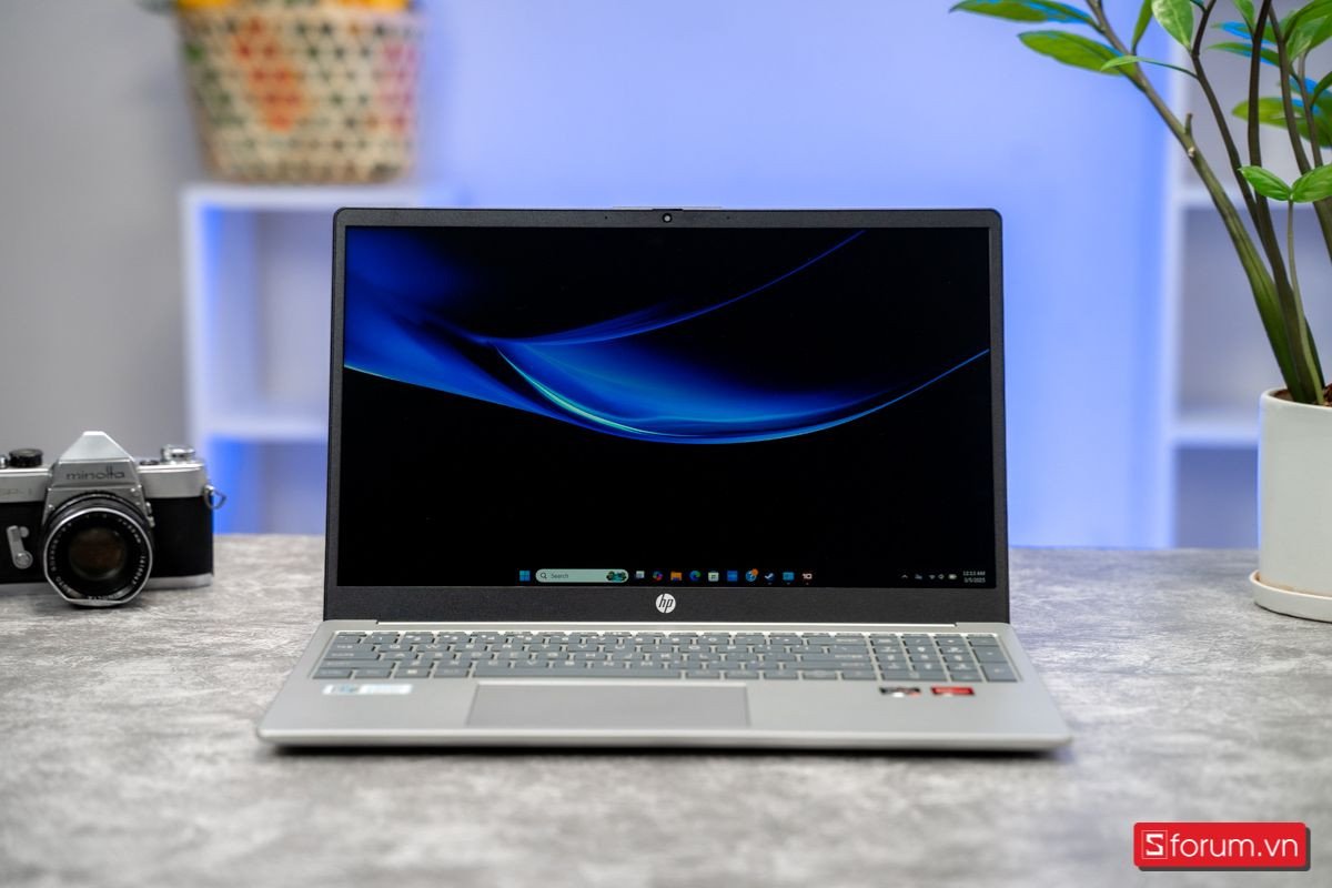 Laptop HP 15-FC0086AU màu bạc đang mở nắp, hiển thị màn hình