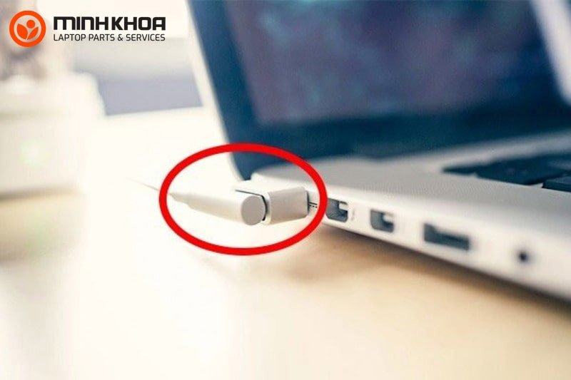 Laptop HP được cắm nguồn điện liên tục trên bàn làm việc
