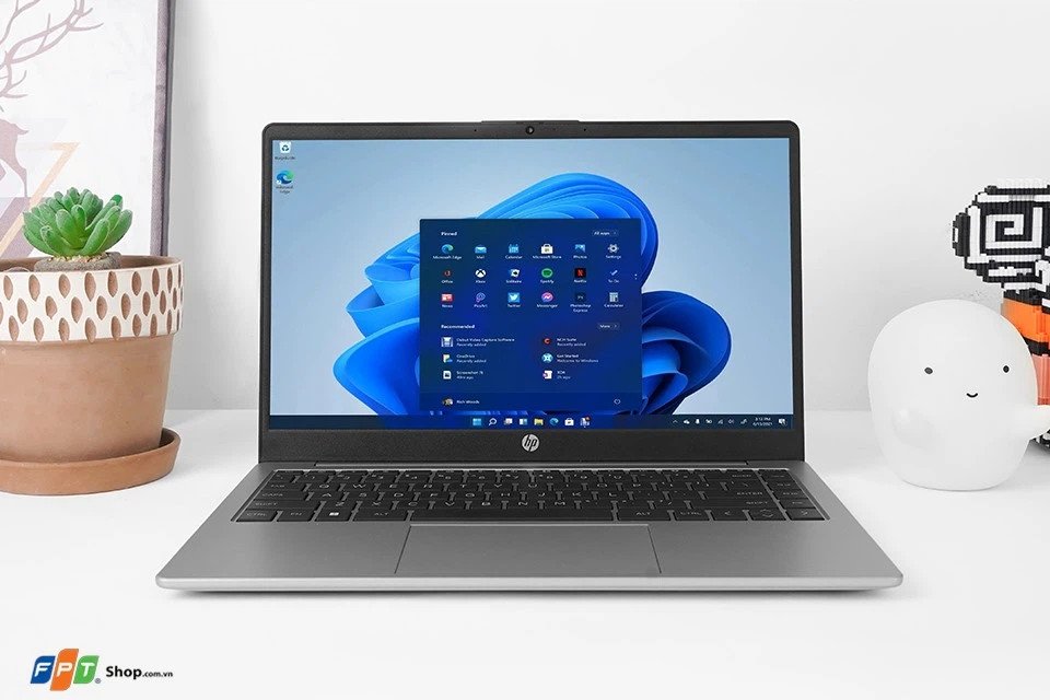 Laptop HP hiện đại và mỏng nhẹ trên bàn làm việc