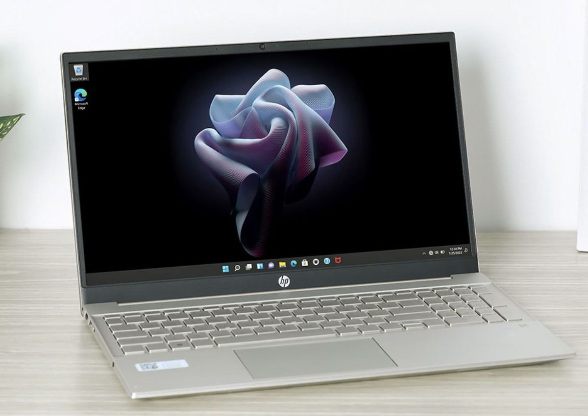 Laptop HP Pavilion 15 (Intel Gen 11), màn hình Full HD hiển thị rõ nét cho thiết kế