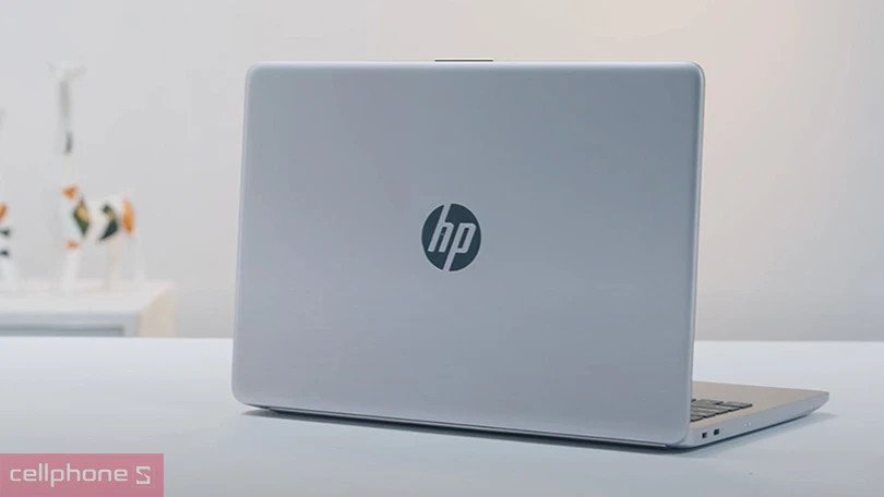 Laptop HP với thiết kế mỏng nhẹ, màu bạc tinh tế, tối ưu cho người dùng di động