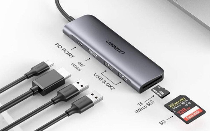 Laptop kết nối với đầu đọc thẻ nhớ ngoài qua cổng USB