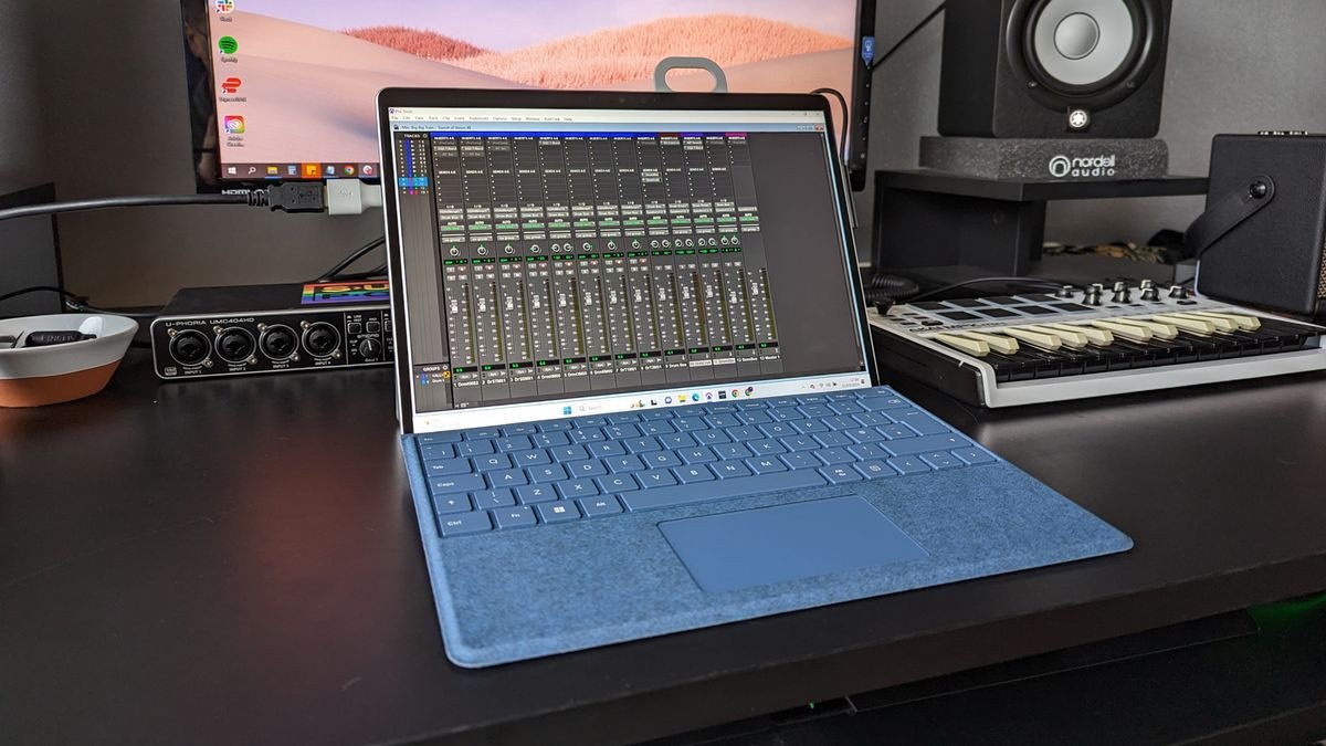 Laptop làm nhạc Microsoft Surface Pro 9 trên bàn làm việc