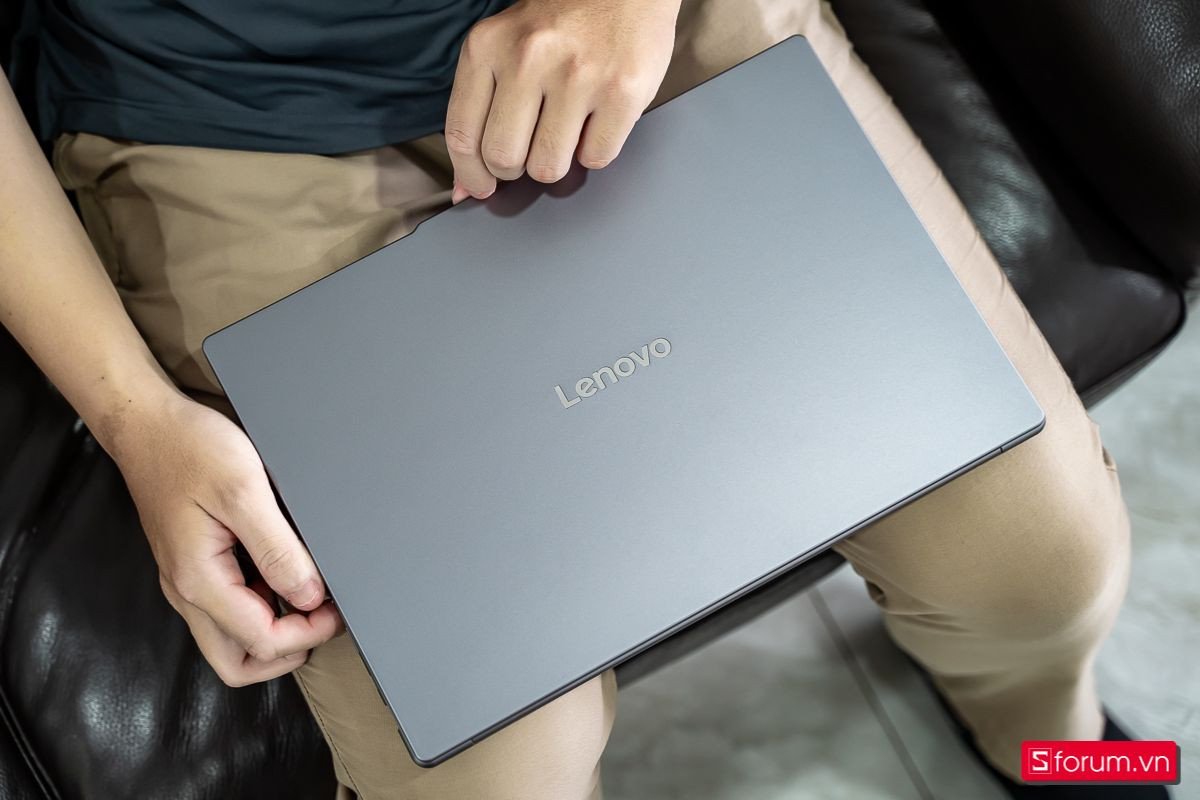 Laptop Lenovo 13-14 inch nhỏ gọn, tiện lợi cho di chuyển